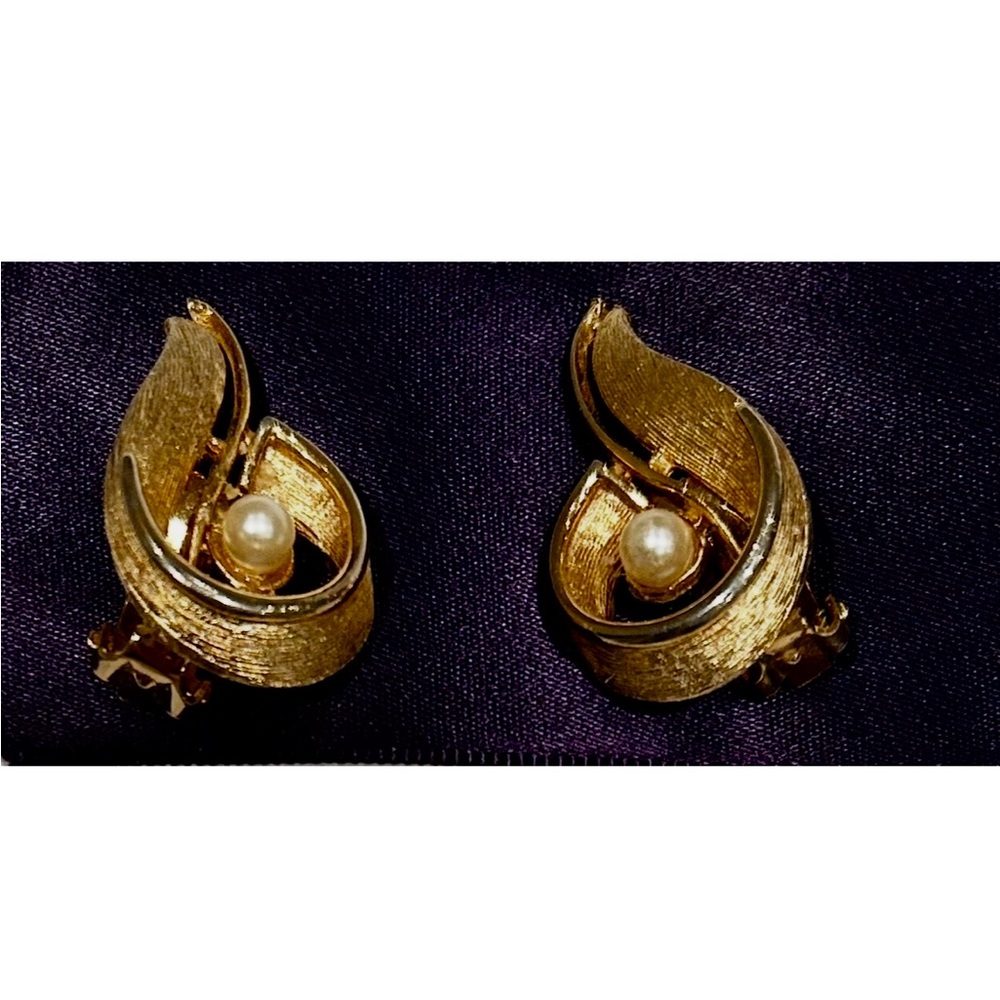Vintage Gold Tone Clip on Earrings